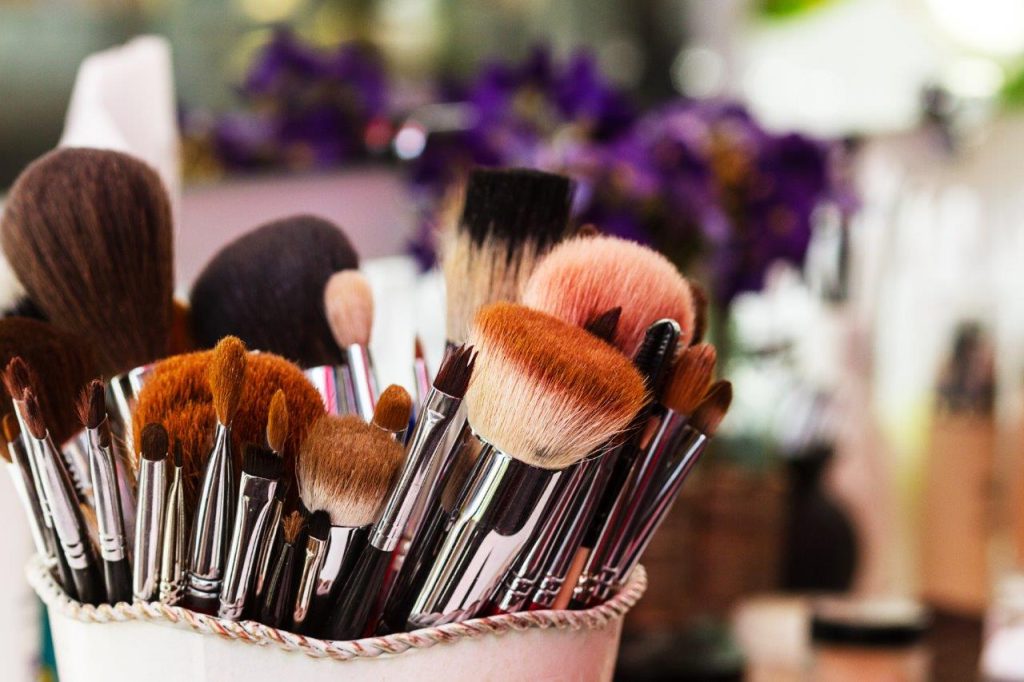Cesto de brochas de maquillaje en perfecto estado