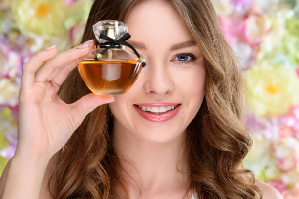 El arte de perfumarse en verano. mujer con perfume